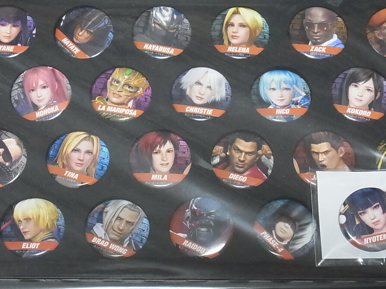 DEAD OR ALIVE 6 Steel Button Badge 25 Set & extra Nyotengu Badge DOA6 