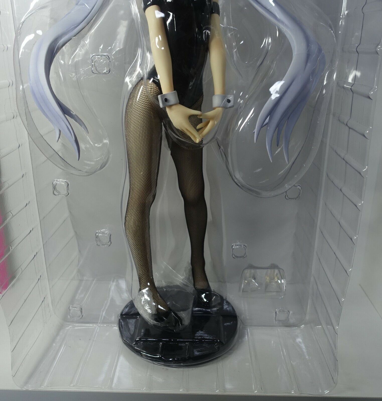 FREEing Is This a Zombie? Eucliwood Hellscythe Bunny 1/4 Scale Figure Statue 