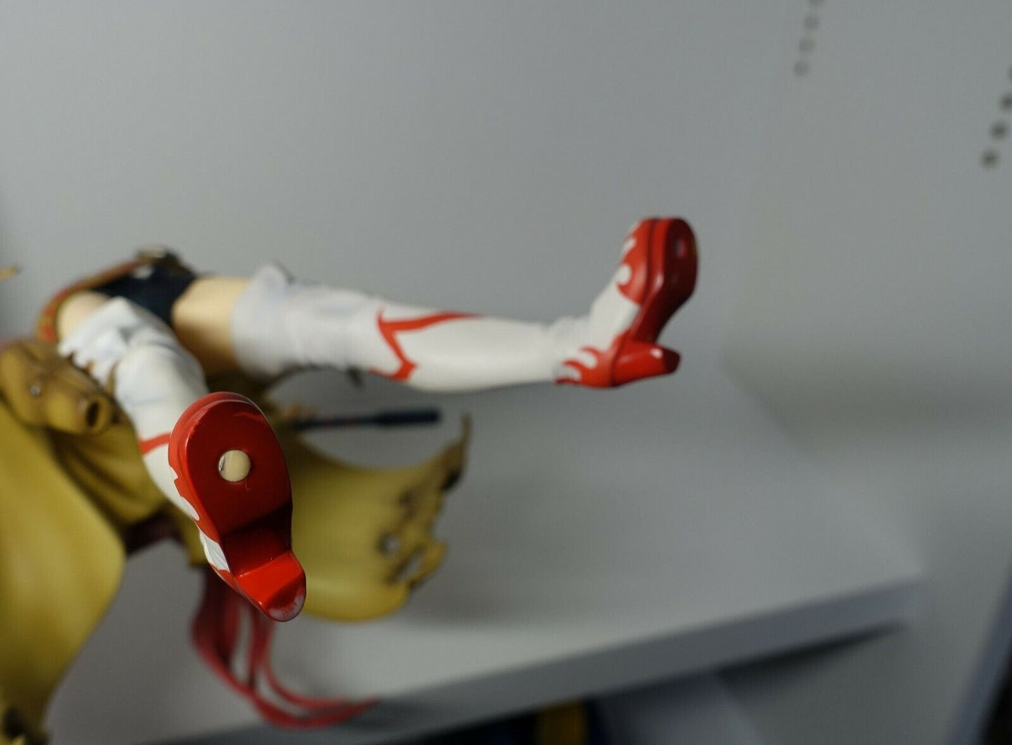 ALTER Gurrenlagann Bounty Hunter Yoko Littner 1/8 Figure pedestal damaged 